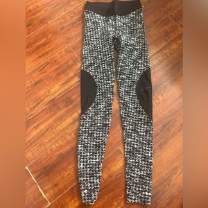 NWOT  Nike Pro hyperwarm XS Leggings Women
